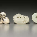 THREE WHITE JADE CARVINGS OF ANIMALS - фото 2