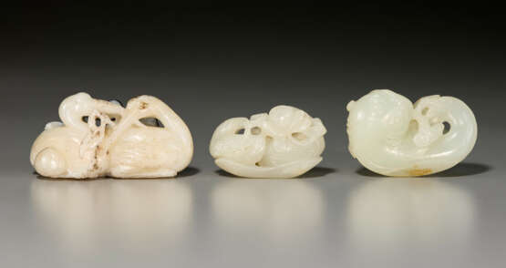 THREE WHITE JADE CARVINGS OF ANIMALS - фото 3