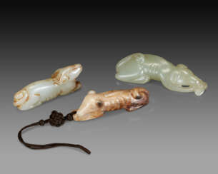 THREE SMALL JADE CARVINGS OF ANIMALS