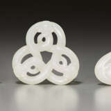 THREE SMALL WHITE JADE CARVINGS - Foto 1