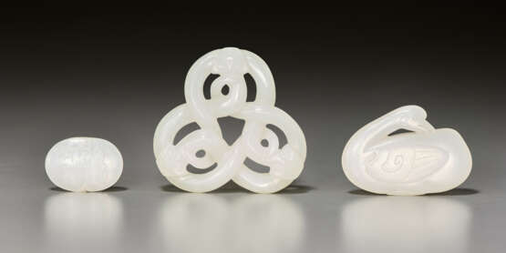 THREE SMALL WHITE JADE CARVINGS - Foto 1