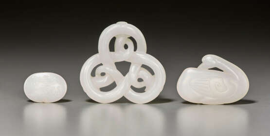 THREE SMALL WHITE JADE CARVINGS - фото 2