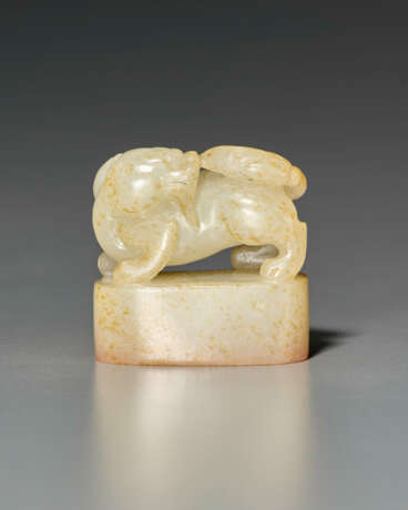 A PALE BROWNISH-WHITE JADE SEAL WITH BUDDHIST LION-FORM FINIAL - фото 1