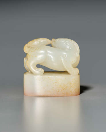 A PALE BROWNISH-WHITE JADE SEAL WITH BUDDHIST LION-FORM FINIAL - фото 2