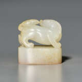 A PALE BROWNISH-WHITE JADE SEAL WITH BUDDHIST LION-FORM FINIAL - Foto 2