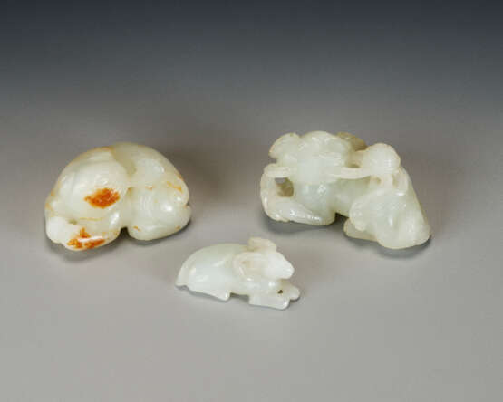 THREE SMALL WHITE JADE CARVINGS OF ANIMALS - фото 1