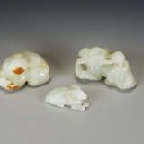 THREE SMALL WHITE JADE CARVINGS OF ANIMALS - фото 1