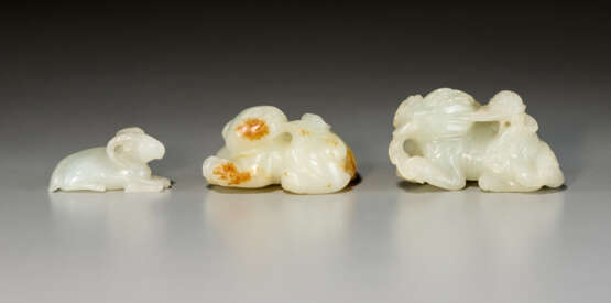 THREE SMALL WHITE JADE CARVINGS OF ANIMALS - photo 2