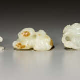 THREE SMALL WHITE JADE CARVINGS OF ANIMALS - photo 2