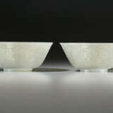 A PAIR OF CARVED GREYISH-GREEN JADEITE BOWLS - Foto 1