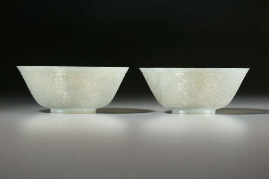 A PAIR OF CARVED GREYISH-GREEN JADEITE BOWLS - Foto 1