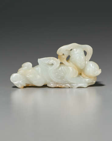 A WHITE JADE FIGURE OF AN APSARA - photo 1