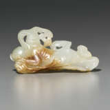 A WHITE JADE FIGURE OF AN APSARA - photo 2