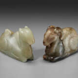 TWO JADE CARVINGS OF RECUMBENT ANIMALS - Foto 1