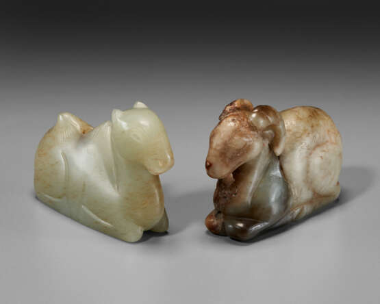 TWO JADE CARVINGS OF RECUMBENT ANIMALS - Foto 1