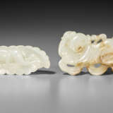 TWO WHITE JADE FIGURAL CARVINGS - Foto 2