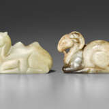 TWO JADE CARVINGS OF RECUMBENT ANIMALS - фото 2