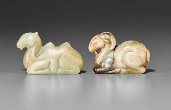 TWO JADE CARVINGS OF RECUMBENT ANIMALS - фото 2