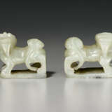 A PAIR OF GREENISH-WHITE AND RUSSET JADE POURING VESSELS - фото 3