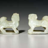 A PAIR OF GREENISH-WHITE AND RUSSET JADE POURING VESSELS - фото 4