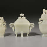 THREE SMALL PALE GREYISH-WHITE JADE VESSELS AND COVERS - фото 1