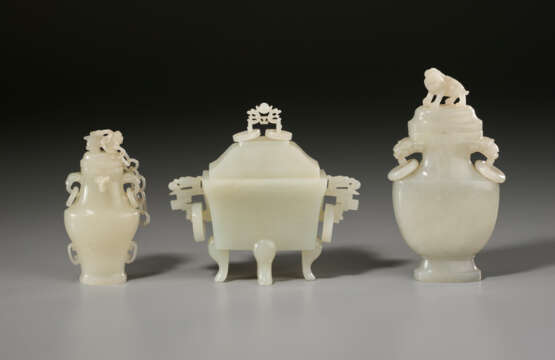 THREE SMALL PALE GREYISH-WHITE JADE VESSELS AND COVERS - Foto 1