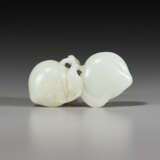 THREE SMALL PALE GREYISH-WHITE JADE VESSELS AND COVERS - Foto 2