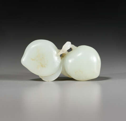 THREE SMALL PALE GREYISH-WHITE JADE VESSELS AND COVERS - Foto 3