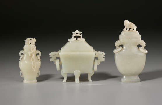 THREE SMALL PALE GREYISH-WHITE JADE VESSELS AND COVERS - Foto 4