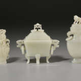 THREE SMALL PALE GREYISH-WHITE JADE VESSELS AND COVERS - фото 4