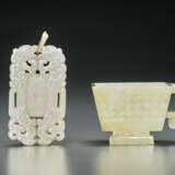 A WHITE JADE PLAQUE AND A WHITE JADE ARCHAISTIC CUP - Foto 1