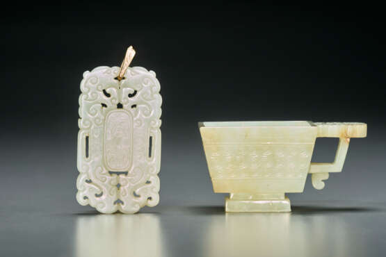 A WHITE JADE PLAQUE AND A WHITE JADE ARCHAISTIC CUP - фото 1