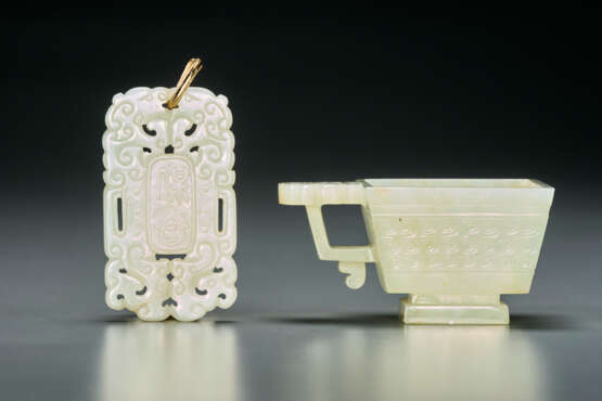 A WHITE JADE PLAQUE AND A WHITE JADE ARCHAISTIC CUP - Foto 2