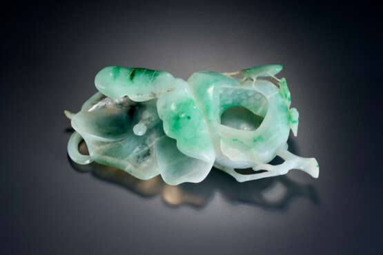 A GREEN AND PALE GREY JADEITE POMEGRANATE AND FLOWER-FORM WASHER - Foto 1