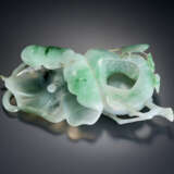 A GREEN AND PALE GREY JADEITE POMEGRANATE AND FLOWER-FORM WASHER - фото 1