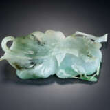 A GREEN AND PALE GREY JADEITE POMEGRANATE AND FLOWER-FORM WASHER - фото 2