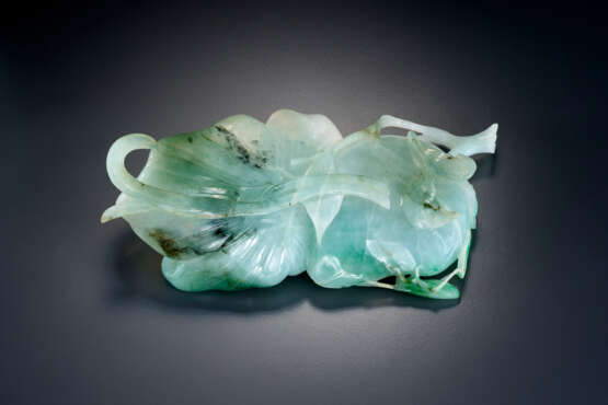 A GREEN AND PALE GREY JADEITE POMEGRANATE AND FLOWER-FORM WASHER - Foto 2