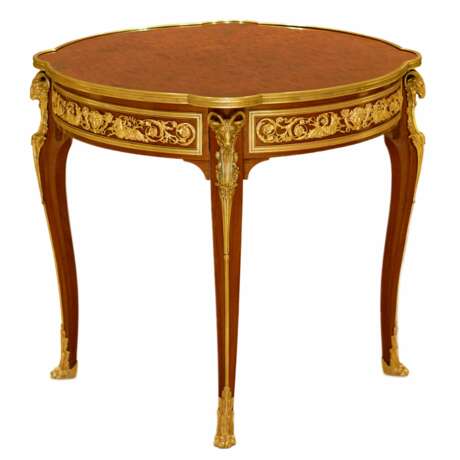 Table en acajou &agrave; d&eacute;cor de marqueterie de style Louis XV Fran&ccedil;ois Linke. fin 19&egrave;me si&egrave;cle Bronze doré Late 19th century - photo 1