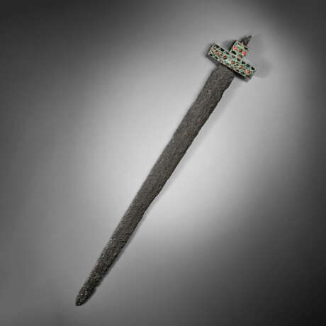 A PONTIC IRON SPATHA WITH A GEM-INLAID BRONZE HANDLE - photo 1