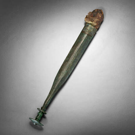 A VILLANOVAN BRONZE SCABBARD AND FRAGMENTARY IRON SWORD - Foto 1