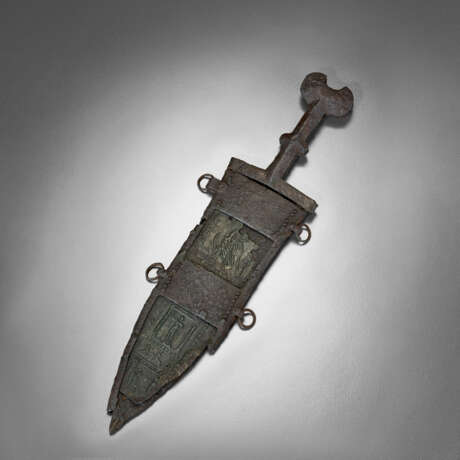 A ROMAN IRON PUGIO AND SCABBARD WITH BRONZE INSETS - фото 1