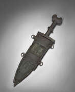 Empire romain. A ROMAN IRON PUGIO AND SCABBARD WITH BRONZE INSETS