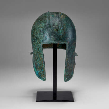 A GREEK BRONZE ILLYRIAN HELMET - Foto 1