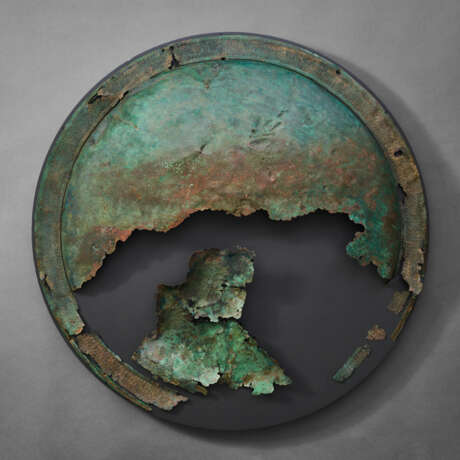 A FRAGMENTARY GREEK BRONZE ARGIVE SHIELD - фото 1