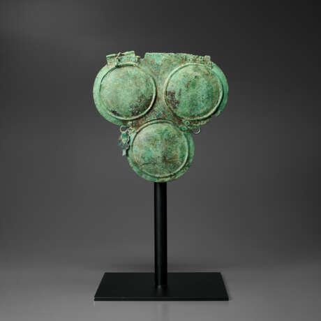 A SAMNITE BRONZE TRILOBATE CUIRASS - Foto 1