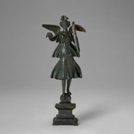 A ROMAN BRONZE VICTORIA - photo 1