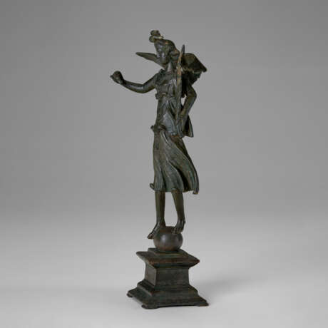 A ROMAN BRONZE VICTORIA - photo 4