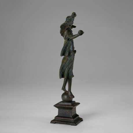 A ROMAN BRONZE VICTORIA - photo 5