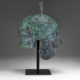 A GREEK BRONZE CHALCIDIAN HELMET WITH SILVER OVERLAYS - Foto 3