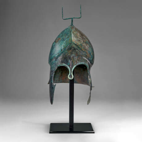 A GREEK BRONZE CHALCIDIAN HELMET WITH SILVER OVERLAYS - Foto 5